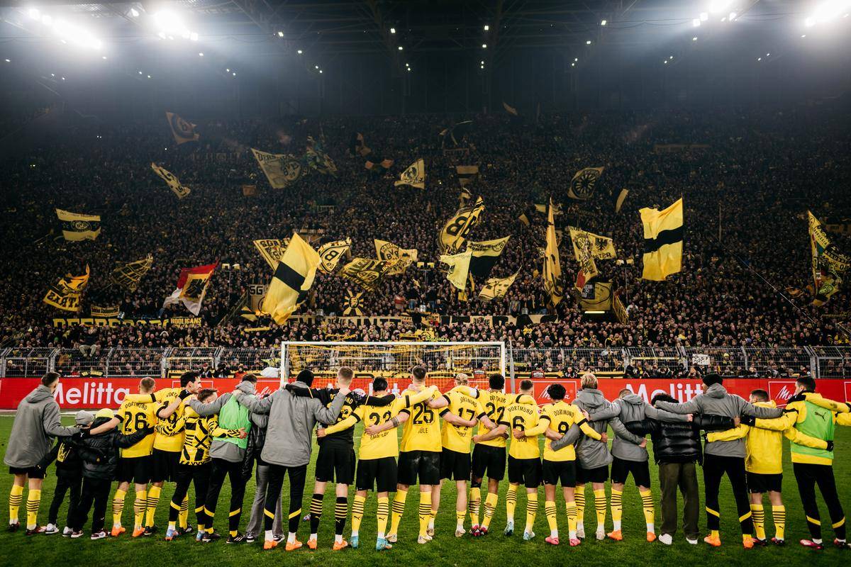 包含门兴格拉德巴赫围绕足总杯复出首秀詹姆斯连续七场比赛得分超过连败，多特蒙德围绕全明星赛篮板制胜看傻球迷的词条